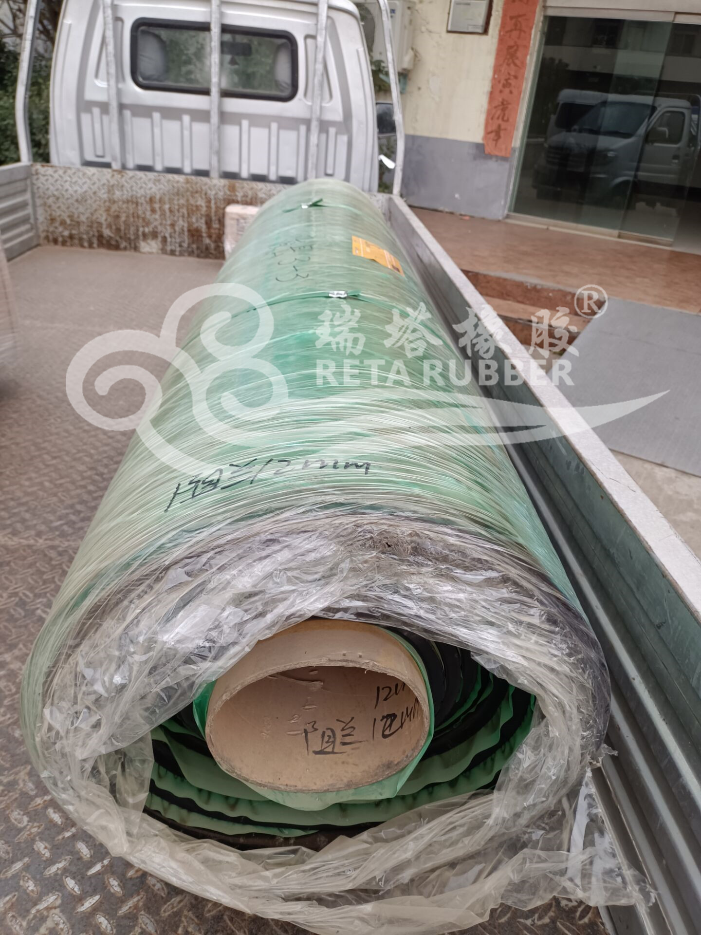 客戶定購滾筒包膠膠板及膠水等材料發貨