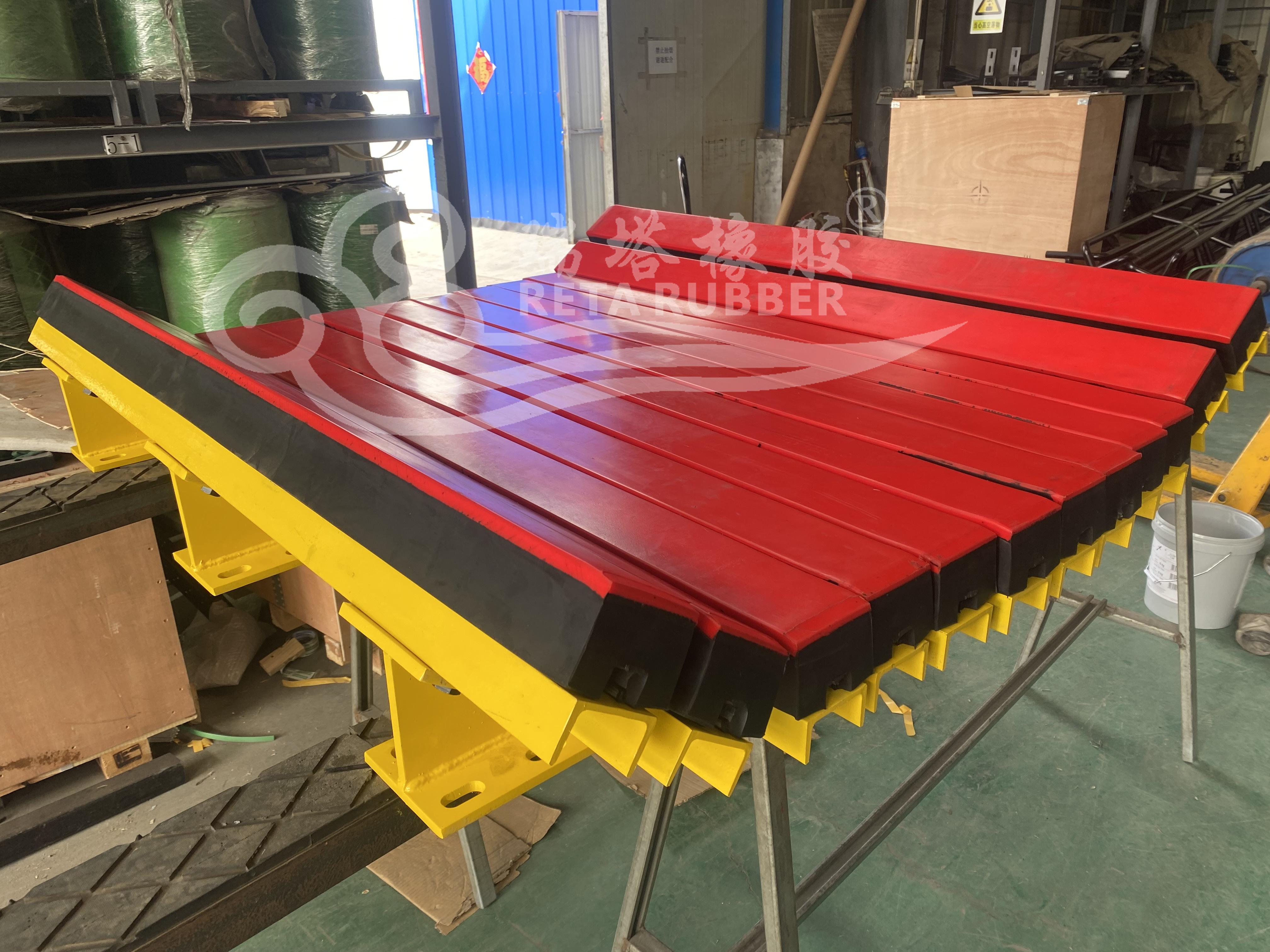 瑞塔橡膠輸送機落料點緩沖床發貨